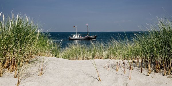 Strand mit Kutter (Artikel 1051), Verhältnis 2:1. Fotograf Thomas Baeslack
